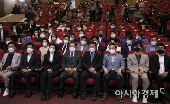 이재명 더불어민주당 총괄선대위원장과 윤호중, 박지현 공동상임선대위원장이 1일 국회에 마련된 종합상황실에서 6.1 지방선거 출구조사 결과를 지켜보고 있다./윤동주 기자 doso7@