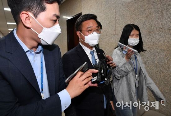 윤호중 더불어민주당 공동비상대책위원장이 2일 비공개 비상대책위원회의에 참석하기 위해 국회 당대표실로 들어서고 있다./윤동주 기자 doso7@
