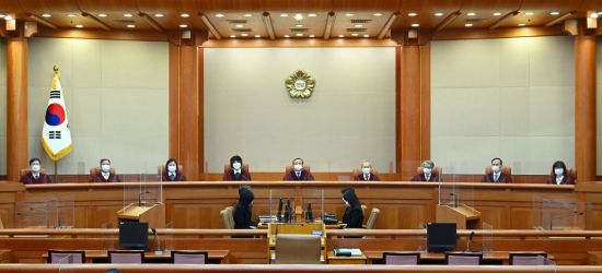 헌재는 지난해 11월25일 '음주운전 2회 이상' 가중처벌 조항을 위헌이라고 봤다. 사진은 이날 유남석 헌재 소장을 비롯한 재판관들이 서울 종로구 헌법재판소 심판정에 입장해 자리에 앉아 있는 모습. [이미지출처=연합뉴스]