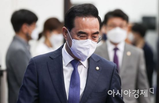 박홍근 더불어민주당 대표 직무대행 겸 원내대표가 8일 국회에서 비상대책위원회 구성 등 현안 관련 기자회견에 참석하고 있다./윤동주 기자 doso7@