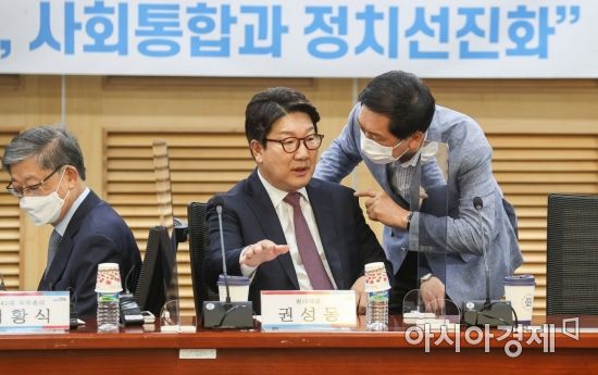 김기현 국민의힘 의원이 22일 국회에서 열린 '혁신 24 새로운 미래' 포럼에서 권성동 원내대표와 이야기를 나누고 있다. '혁신 24 새로운 미래'는 김기현 의원이 구성한 국민의힘 의원들의 공부 모임으로 이날은 김황식 전 국무총리를 초청해 '시대의 과제, 사회통합과 정치 선진화'를 주제로 강연을 들었다./윤동주 기자 doso7@