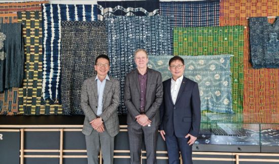 최창원 SK디스커버리 부회장(사진 왼쪽)이 지난달 백신 개발 등 협력을 위해 미국 시애틀 빌앤드멜린다게이츠재단(BMGF)을 찾아 기념촬영을 하고 있다.