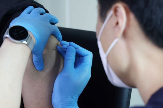 지난달 27일 오전 서울 중구 국립중앙의료원에서 의료진이 원숭이두창 백신을 접종받고 있다. [이미지출처=연합뉴스]