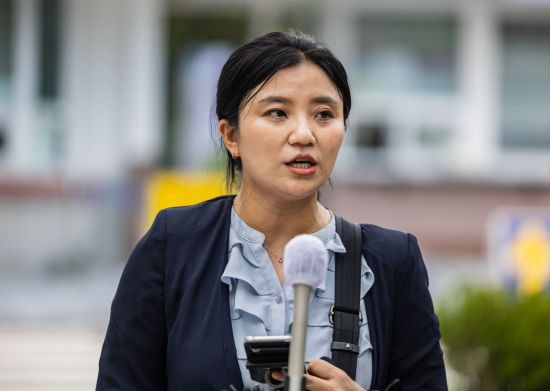 이준석 국민의힘 대표에게 성 접대를 한 의혹을 받는 김성진 아이카이스트 대표 측 법률대리인인 김소연 변호사가 5일 오후 경기 의왕 서울구치소에서 김 대표의 오전 접견을 마치고 기자회견을 하고 있다. [이미지출처=연합뉴스]