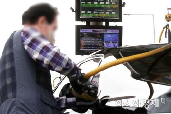 6일 서울 서초구 만남의광장휴게소 알뜰주유소에서 시민들이 차량에 기름을 넣고 있다. 사진=김현민 기자 kimhyun81@