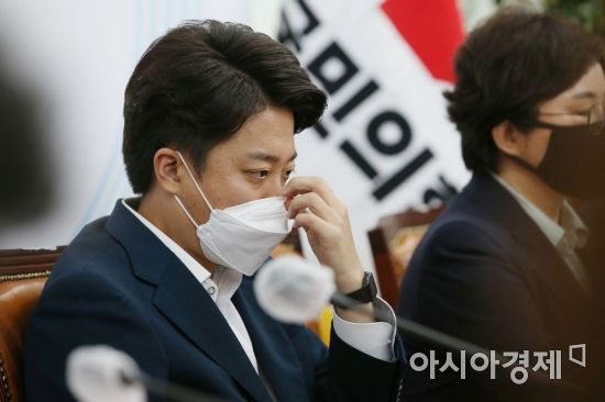 이준석 국민의힘 대표가 4일 국회에서 열린 최고위원회의에 참석, 회의 도중 심각한 표정을 짓고 있다./윤동주 기자 doso7@