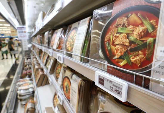 국내 밀키트 시장 규모는 가파른 성장세를 이어가고 있다. 사진은 서울의 한 대형마트의 밀키트 매대. [이미지출처=연합뉴스]