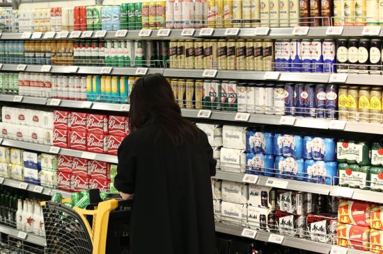 대형마트 주류 판매대에 맥주가 진열돼 있다. [이미지출처=연합뉴스]