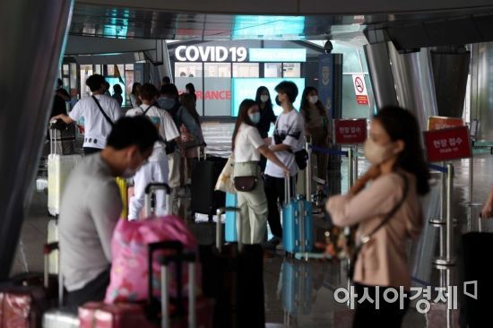 13일 인천국제공항 제1여객터미널 코로나19 검사센터가 해외 입국자들로 붐비고 있다. 질병관리청 중앙방역대책본부는 이날 0시 기준 신규 확진자는 해외 유입 398명을 포함해 4만266명이라고 밝혔다. /문호남 기자 munonam@