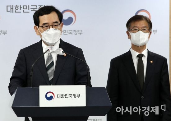 이창양 산업통상자원부 장관과 이정식 고용노동부 장관(오른쪽)이 14일 서울 종로구 정부서울청사에서 대우조선 사내하청 노조 파업 장기화에 따른 입장을 발표하고 있다./김현민 기자 kimhyun81@