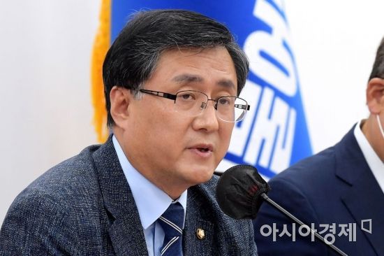 김성환 더불어민주당 정책위의장이 5일 국회에서 열린 원내대책회의에 참석, 모두발언을 하고 있다./윤동주 기자 doso7@