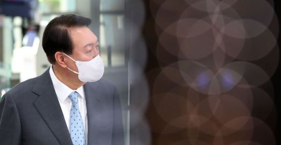 윤석열 대통령이 20일 오전 서울 용산 대통령실 청사로 출근, 기자들의 질문에 답하고 있다./연합뉴스