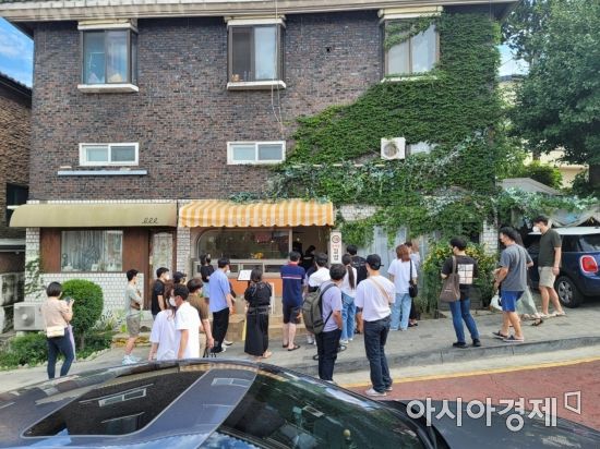 경기도 수원시 행궁동에 소재한 '이상한 변호사 우영우' 촬영지에 팬들이 몰려있다. 사진 = 이종길 기자