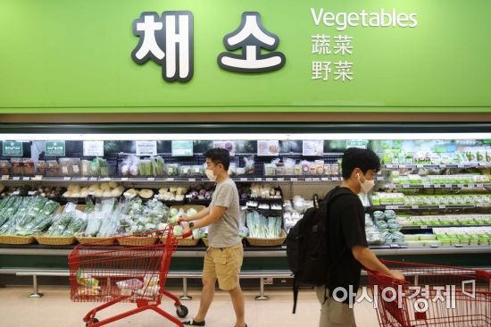 무더위와 장마 영향으로 채소·과일값이 오르고 있는 지난 25일 서울 시내 한 대형마트에서 시민들이 장을 보고 있다. /문호남 기자 munonam@