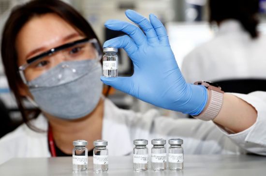 국산 1호 코로나백신 '스카이코비원'의 개발이 이뤄진 경기 성남시 판교 SK바이오사이언스연구소에서 연구원들이 연구를 진행하고 있다.