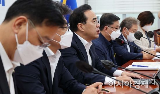 박홍근 더불어민주당 원내대표가 2일 국회에서 열린 원내대책회의에 참석, 모두발언을 하고 있다./윤동주 기자 doso7@