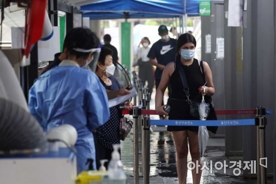 3일 국내 코로나19 신규 확진자가 11만9922명 발생하며 누적 확진자가 2000만 명을 넘어섰다. 이날 서울 용산구보건소 선별진료소에서 시민들이 검사를 받고 있다. /문호남 기자 munonam@