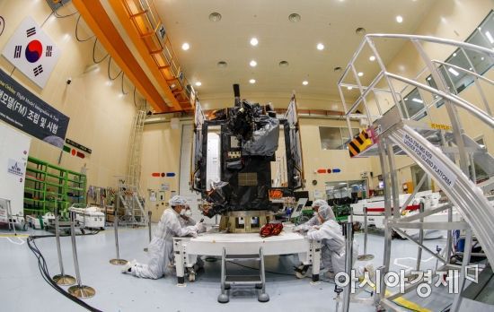 대전 유성구 한국항공우주연구원에서 연구원들이 대한민국 달 궤도선 '다누리호'를 점검하고 있다. 다누리호는 특수 제작된 컨테이너에 실려 오는 7월5일 미국 플로리다주 케이프커네버럴 우주군기지로 옮겨진 뒤 8월3일 오전 8시20분 우주로 발사될 예정이다./대전=강진형 기자aymsdream@