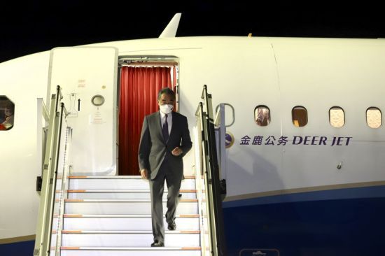 왕이 중국 국무위원 겸 외교부장이 2일(현지시간) 캄보디아 프놈펜 국제공항에 도착하고 있다. (사진 제공=연합뉴스)