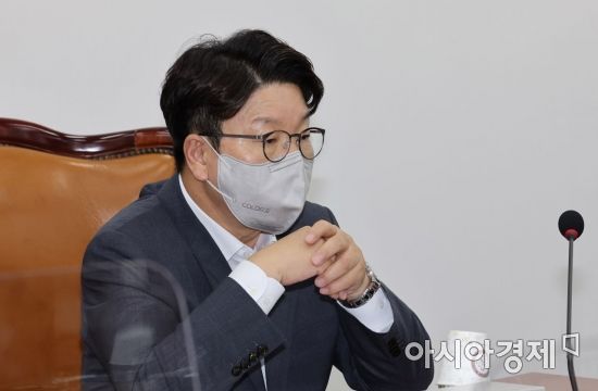 권성동 국민의힘 대표 직무대행이 9일 국회에서 열린 화상의원총회에 참석하고 있다./윤동주 기자 doso7@