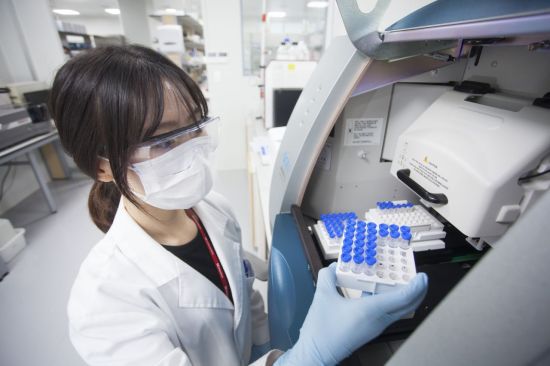 10일 경북 안동시 SK바이오사이언스 L하우스에서 코로나19 백신 '스카이코비원'의 품질관리(QC)가 이뤄지고 있다. (사진제공=SK바이오사이언스)