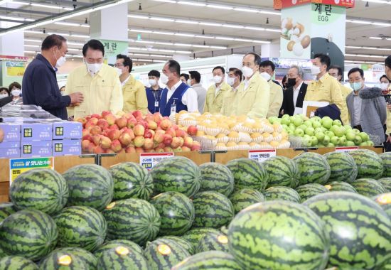 윤석열 대통령이 11일 서울 서초구 양재동 하나로마트 양재점에서 과일 물가를 점검하고 있다. [이미지출처=연합뉴스]