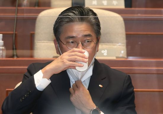 물 마시는 정승일 한전 사장
    (서울=연합뉴스) 백승렬 기자 = 정승일 한국전력공사 사장이 지난 6월 27일 오후 서울 여의도 국회에서 열린 국민의힘 정책의원총회에 참석해 물을 마시고 있다. 이날 총회는 탈원전과 전기료 인상을 논의하기 위해 마련됐다. 2022.6.27 [국회사진기자단]
    srbaek@yna.co.kr
(끝)


＜저작권자(c) 연합뉴스, 무단 전재-재배포 금지＞