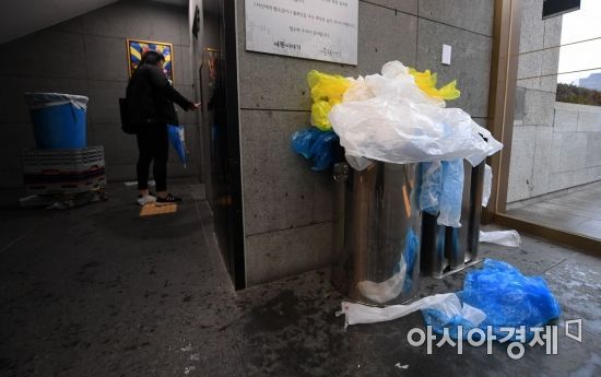 우산 비닐커버가 쌓인 모습.