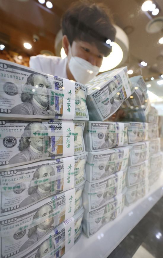 24일 오전 서울 중구 하나은행 위변조대응센터에서 직원이 달러를 정리하고 있다. [이미지출처=연합뉴스]