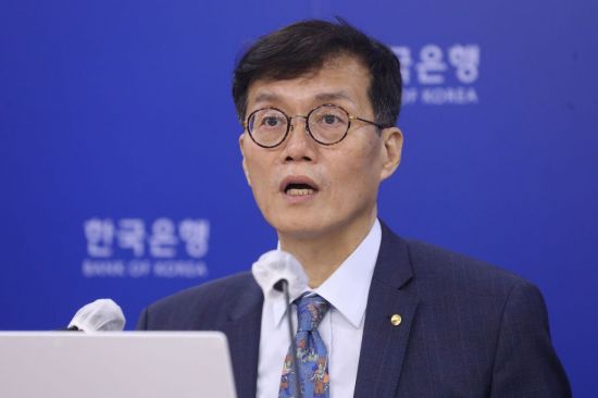 이창용 한국은행 총재가 25일 오전 서울 중구 한국은행에서 열린 기자간담회에 참석해 기준금리 인상 등을 설명하고 있다. [이미지출처=연합뉴스]