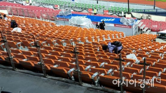 야구장 관중석을 정리하는 환경미화원들. 먹고 마신 쓰레기가 그대로 놓여있던 과거와 달리 최근에는 관중들이 쓰레기를 들고 퇴장한다. 사진=한승곤 기자 hsg@asiae.co.kr