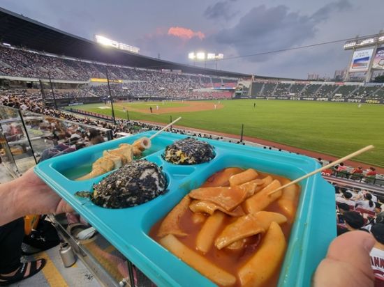서울 잠실야구장에서 제공되는 다회용기.사진=서울시