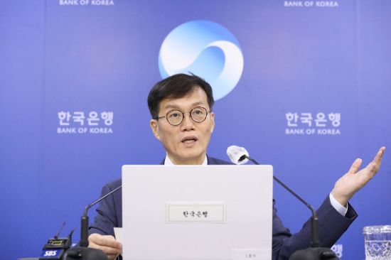 이창용 한국은행 총재가 지난달 25일 오전 서울 중구 한국은행에서 열린 통화정책방향 기자간담회에서 기준금리 인상 등을 설명하고 있다. [이미지출처=연합뉴스]