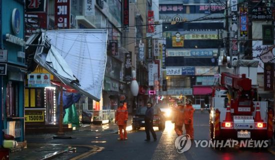 제11호 태풍 '힌남노' 영향권에 들어간 6일 오전 경남 창원시 마산합포구 해운동 한 상가 간판이 떨어져 있다. 사진=연합뉴스
