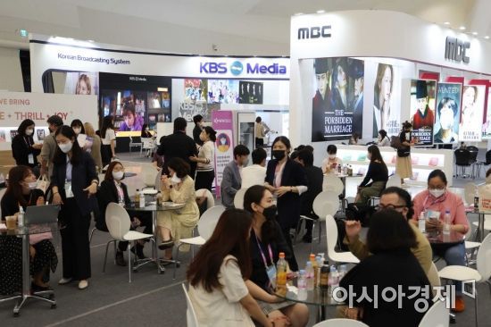 31일 서울 동대문디자인플라자에서 열린 국제방송영상마켓 ‘BCWW(BroadCast WorldWide) 2022’에서 시민들이 부스를 둘러보고 있다. /문호남 기자 munonam@