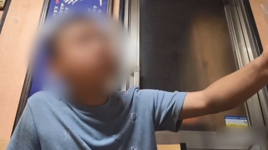 충청북도 청주에서 식당가와 노래방 등을 돌면서 자영자들의 영업을 방해하며 개인 방송을 해온 20대 유튜버가 경찰에 구속됐다. 사진은 영업 중인 식당에 들어가 경찰과 실랑이 중인 해당 유튜버 모습. 사진=유튜브 갈무리