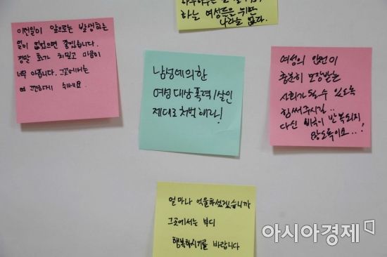 여성 역무원이 평소 자신을 스토킹하던 직장 동료에게 살해당한 서울지하철 2호선 신당역 여자 화장실 입구에 시민들의 추모 발길이 이어지고 있다. /문호남 기자 munonam@