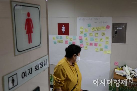 여성 역무원이 평소 자신을 스토킹하던 직장 동료에게 살해당한 서울지하철 2호선 신당역 여자 화장실 입구에 시민들의 추모 발길이 이어지고 있다. /문호남 기자 munonam@