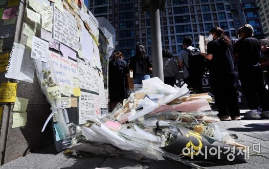 19일 서울 중구 신당역 10번 출구 앞에서 열린 여성노동자 스토킹 살해사건 해결 촉구 청년·학생 긴급 기자회견에서 참가자들이 스토킹 범죄 처벌과 피해자 보호 강화를 요구하고 있다./김현민 기자 kimhyun81@