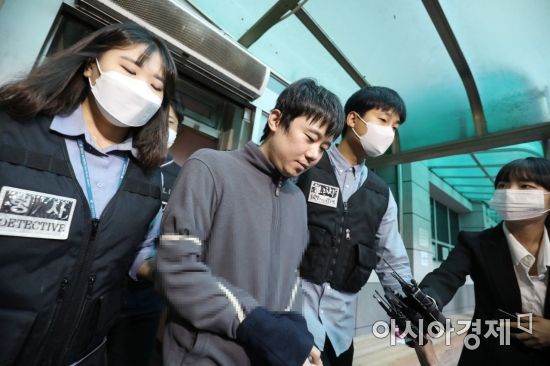 ‘신당역 스토킹 살인’ 사건 피의자 전주환이 21일 서울 중구 남대문경찰서 유치장에서 검찰로 송치되고 있다. /문호남 기자 munonam@