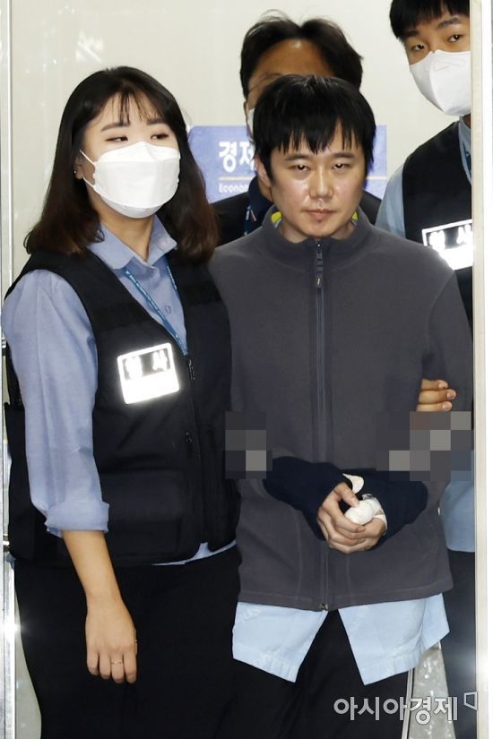 ‘신당역 스토킹 살인’ 사건 피의자 전주환이 21일 서울 중구 남대문경찰서 유치장에서 검찰로 송치되고 있다. /문호남 기자 munonam@