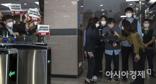 ‘신당역 스토킹 살인’ 사건 피의자 전주환이 21일 서울 중구 남대문경찰서 유치장에서 검찰로 송치되고 있다. /문호남 기자 munonam@