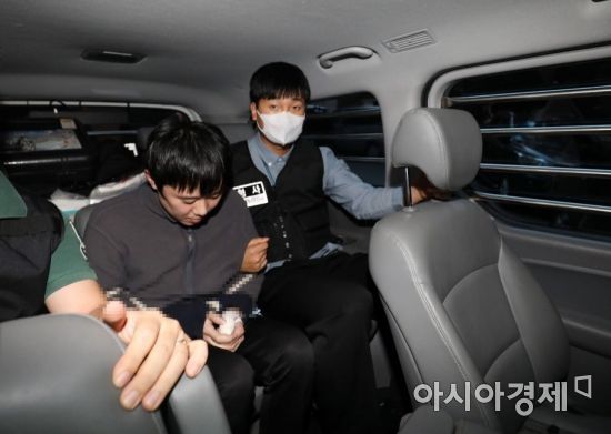 ‘신당역 스토킹 살인’ 사건 피의자 전주환이 21일 서울 중구 남대문경찰서 유치장에서 검찰로 송치되고 있다. /문호남 기자 munonam@