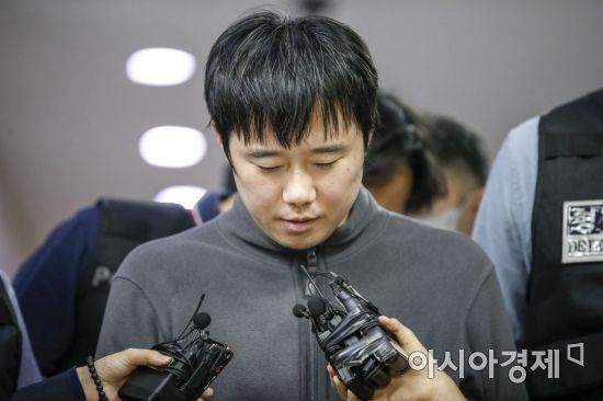 ‘신당역 스토킹 살인’ 사건 피의자 전주환이 21일 서울 중구 남대문경찰서 유치장에서 검찰로 송치되고 있다. /문호남 기자 munonam@