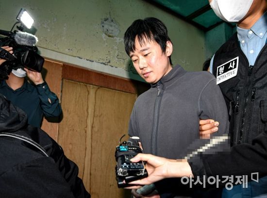 ‘신당역 스토킹 살인’ 사건 피의자 전주환이 21일 서울 중구 남대문경찰서 유치장에서 검찰로 송치되고 있다. /문호남 기자 munonam@