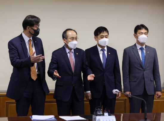 추경호 경제부총리 겸 기획재정부 장관 등 금융당국 수장들이 22일 오전 서울 중구 은행회관에서 열린 비상거시경제금융회의에서 회의에 앞서 기념촬영을 하고 있다. 왼쪽부터 이창용 한국은행 총재, 추 부총리, 김주현 금융위원장, 이복현 금융감독원장. [이미지출처=연합뉴스]