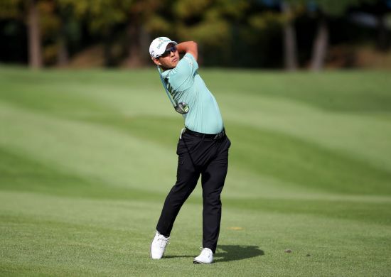 문도엽이 지난 23일 경북 칠곡 파미힐스CC에서 열린 2022 DGB금융그룹 오픈 2라운드 18번 홀에서 세컨드 아이언샷을 하고 있다.[이미지출처=연합뉴스]