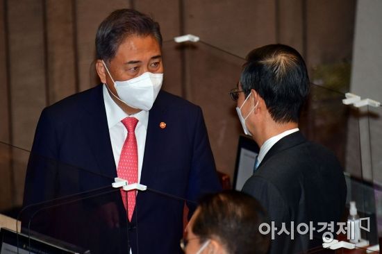 박진 외교부 장관이 29일 국회에서 열린 교섭단체대표 연설을 위한 본회의에 출석, 한덕수 국무총리와 이야기를 나누고 있다./윤동주 기자 doso7@