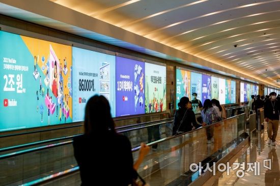 28일 서울 여의도 한 대형쇼핑몰과 지하철 연결통로에 최근 망 사용로법 반대 여론을 조성하고 있는 구글의 유튜브 광고가 게재돼 있다./강진형 기자aymsdream@