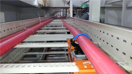 대우조선해양이 업계 최초로 개발한 전선 포설 로봇 현장 적용 모습